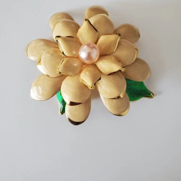 Large Statement Signed Joan Rivers Brooch Floral with Faux Pearl - Picture 5 of 9